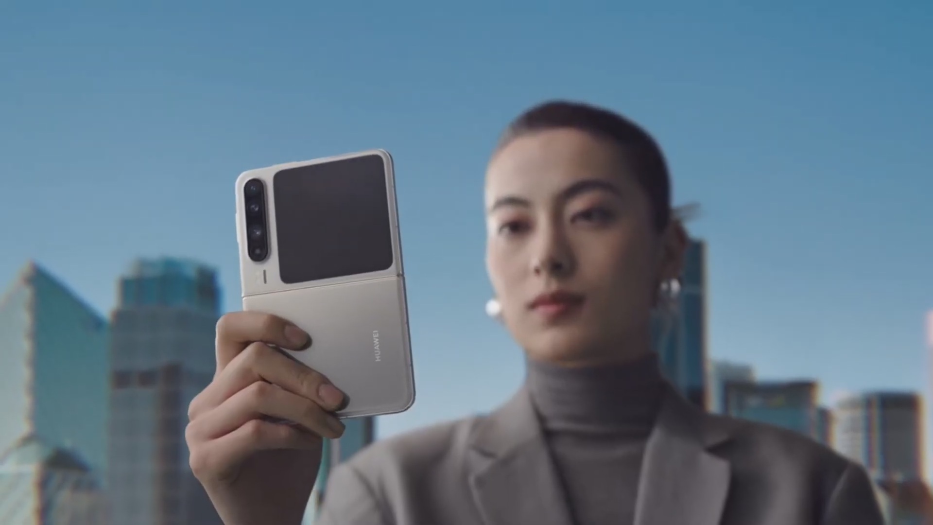 Huawei mistura Flip e Fold num novo dobrável que chega agora à China