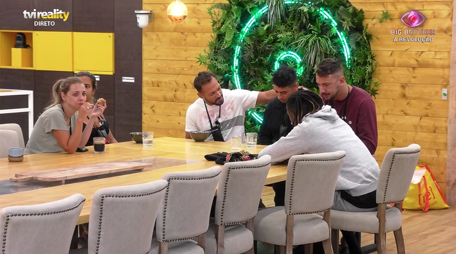 “BB – A Revolução”. Por não cumprirem as regras do programa, concorrentes são sancionados e ficam sem café