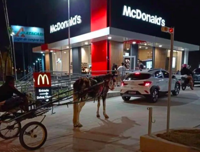 Uma charrete puxada por um cavalo. Foi esta a boleia de um homem para o drive-thru do McDonald’s