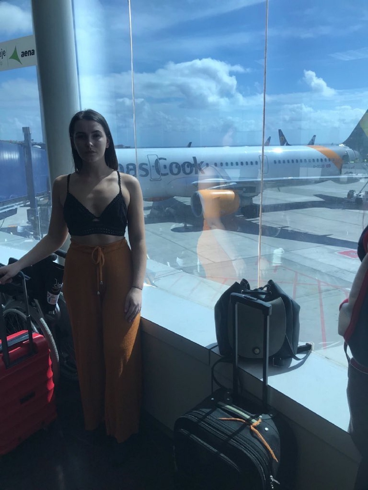 Mulher é impedida de entrar no avião por usar crop top