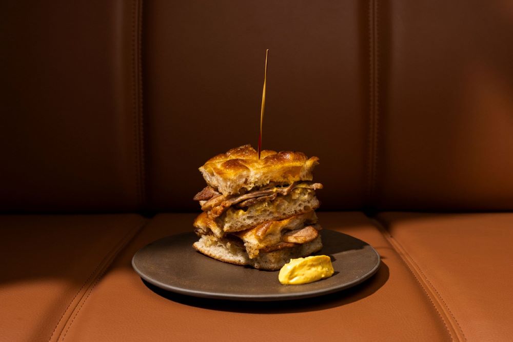 Encontrámos a melhor (e mais irreverente) bifana de Lisboa num antigo quartel de bombeiros