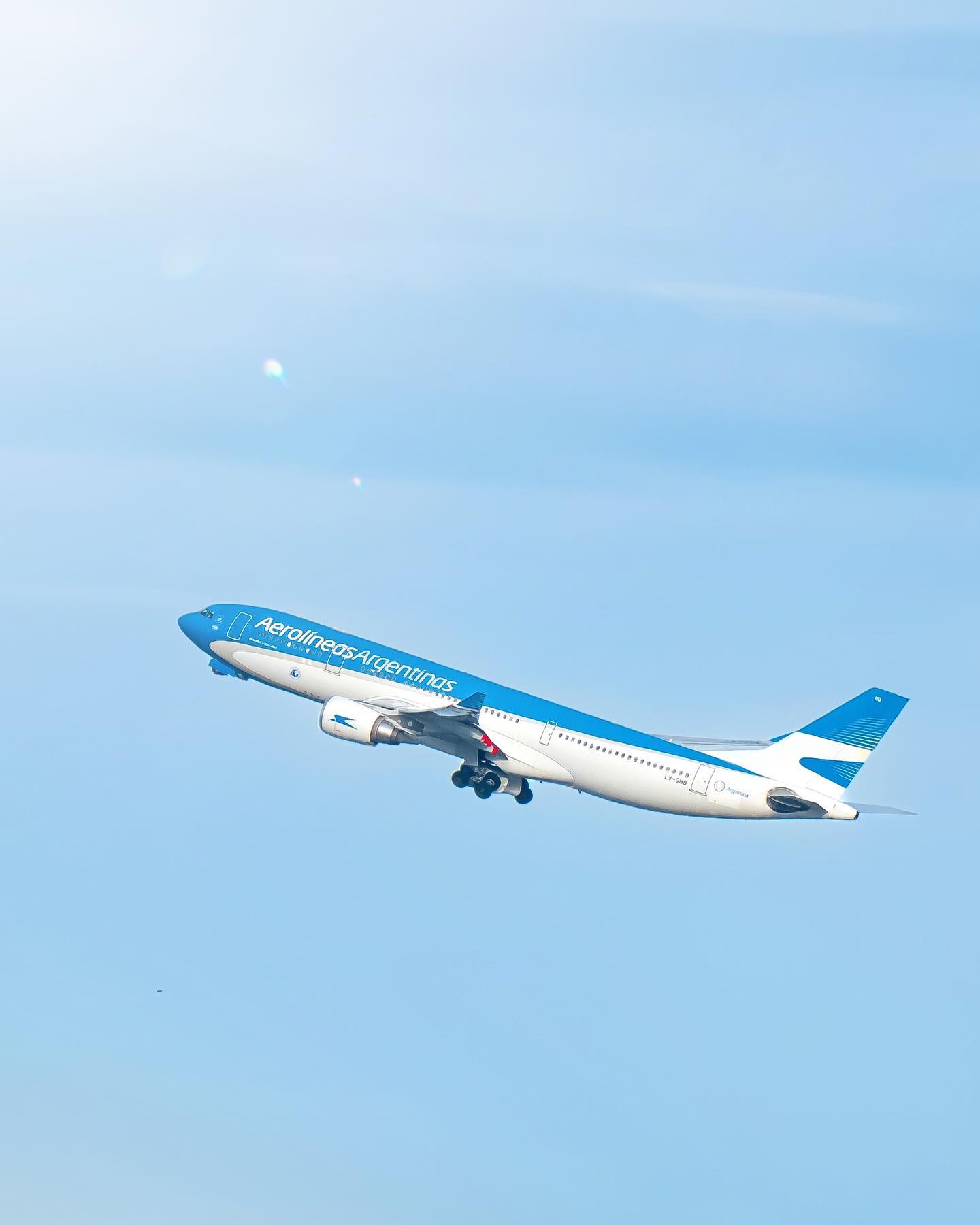 Criança de 2 anos com leucemia desmaiou durante voo e avião teve que regressar. Menino acabou por morrer