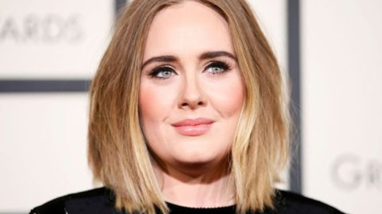 Adele surge em biquíni após perder 45 quilos e fãs vão à loucura