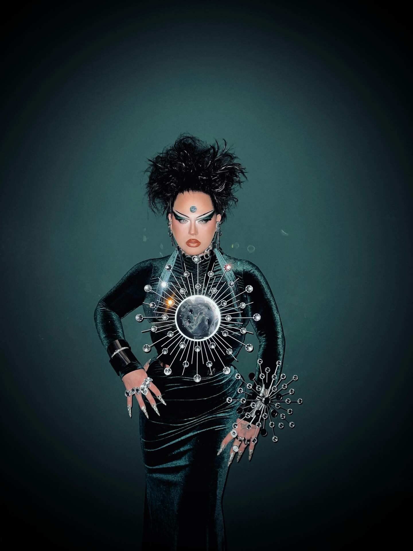 A Garagem da Vizinha vai receber um brunch com drag queens. Saiba o que esperar do evento