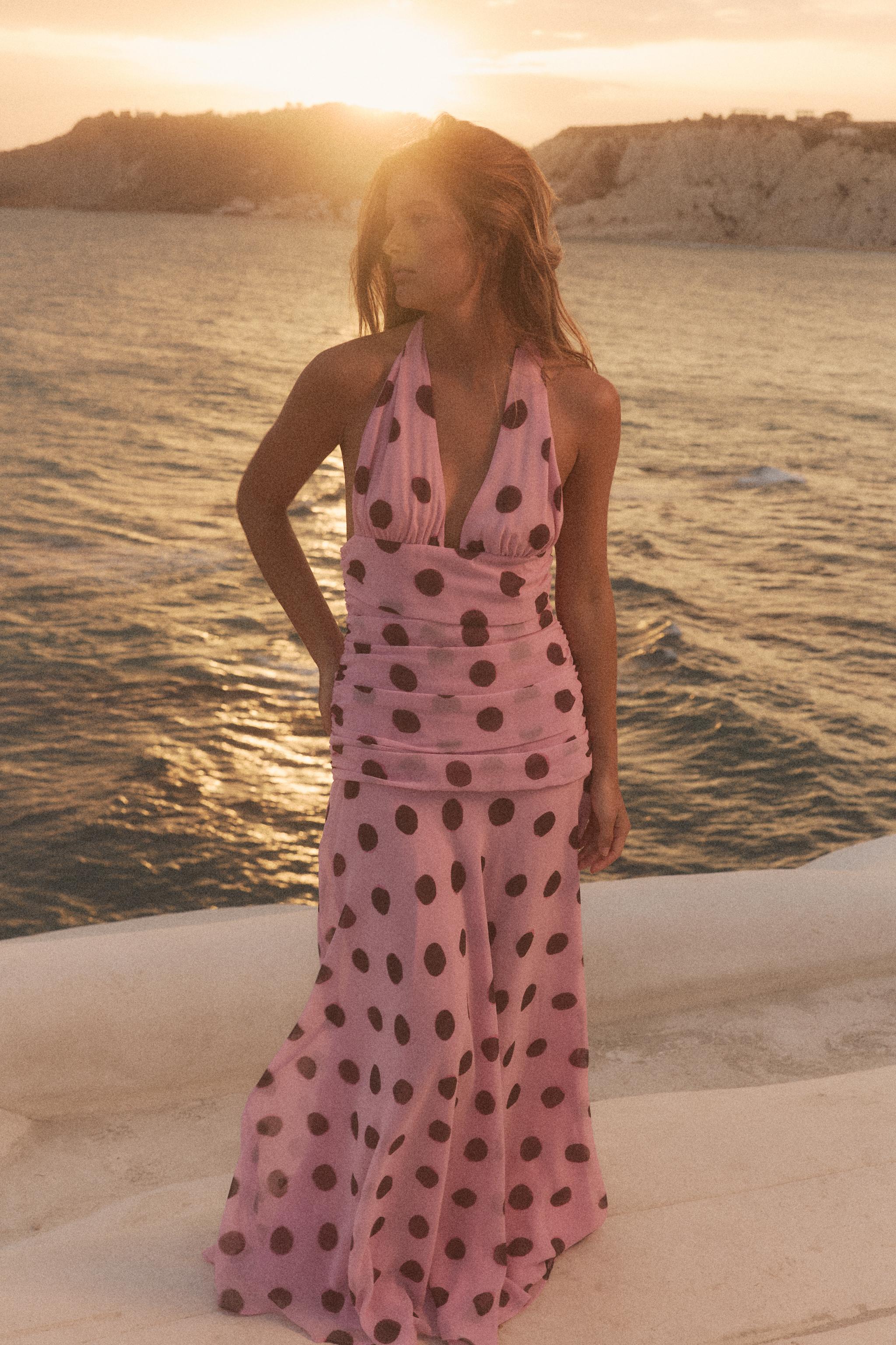 Este vestido da Zara é para quem quer render-se às polka dots (e não tem medo de combinar rosa e bordô)
