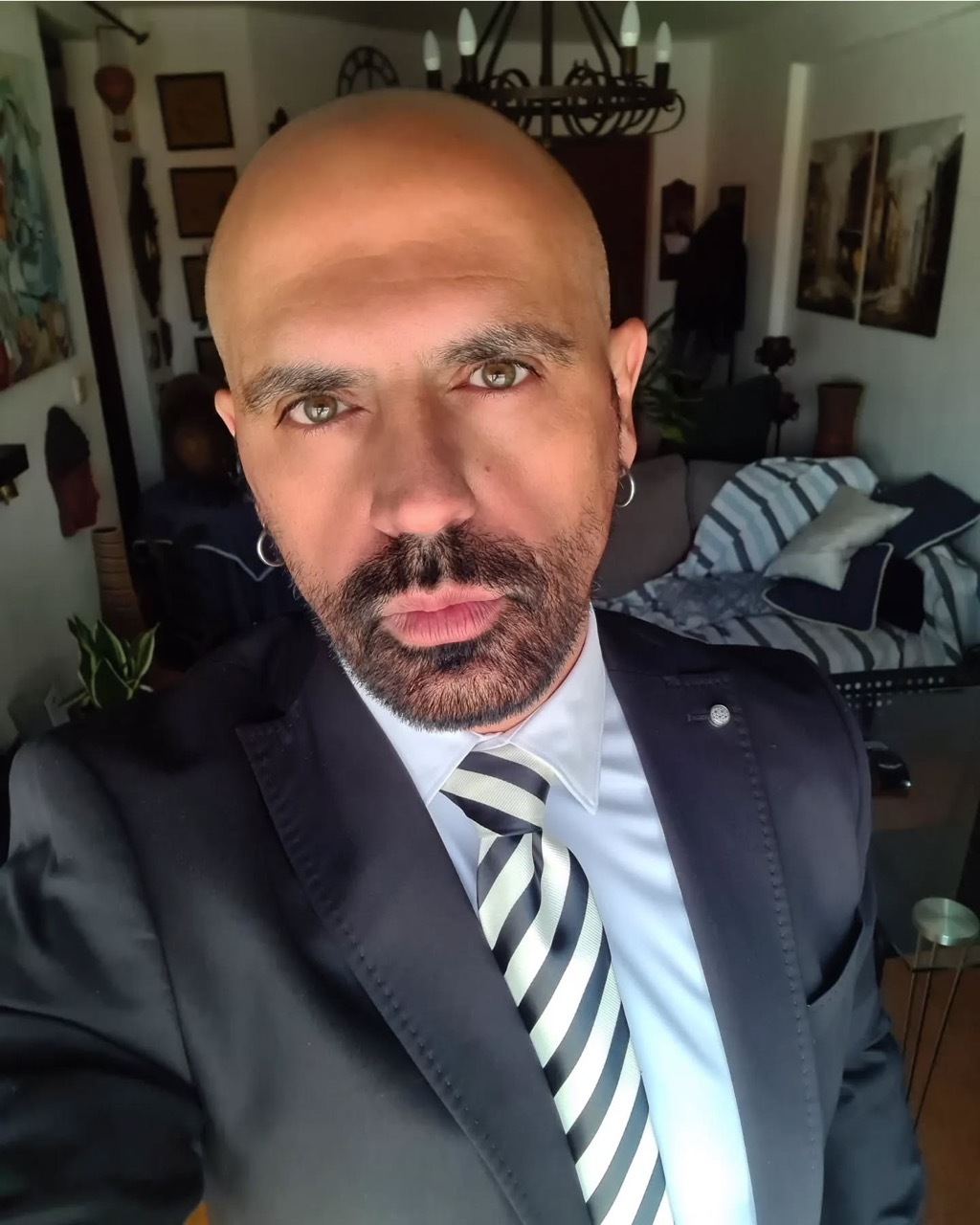 Candidato do Chega às autárquicas simula sexo com outro homem em sessão fotográfica. Veja as fotos