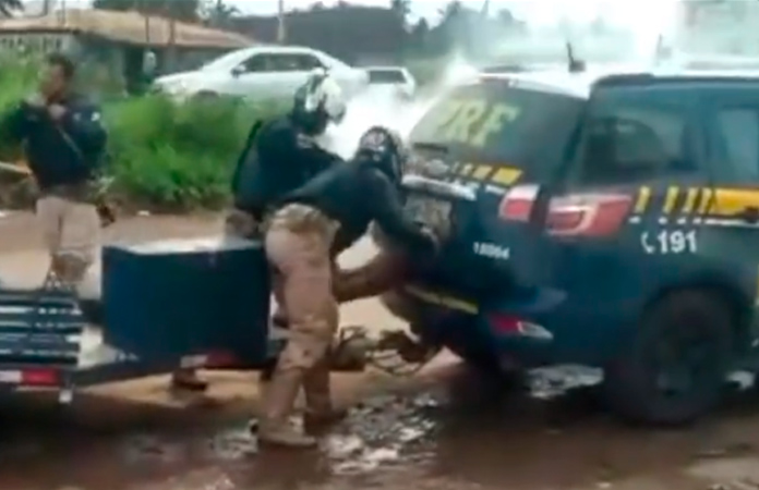 Brasil. Homem morre asfixiado após ter sido trancado no porta-bagagens de um carro da polícia