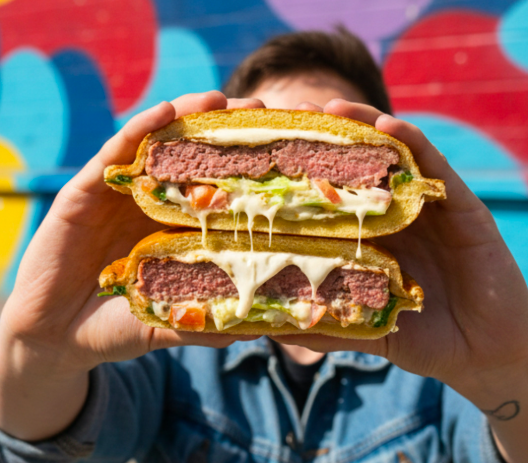 Taste Invaders vai estar a dar um hambúrguer por dia em 2026. Saiba como conseguir comida para 1 ano