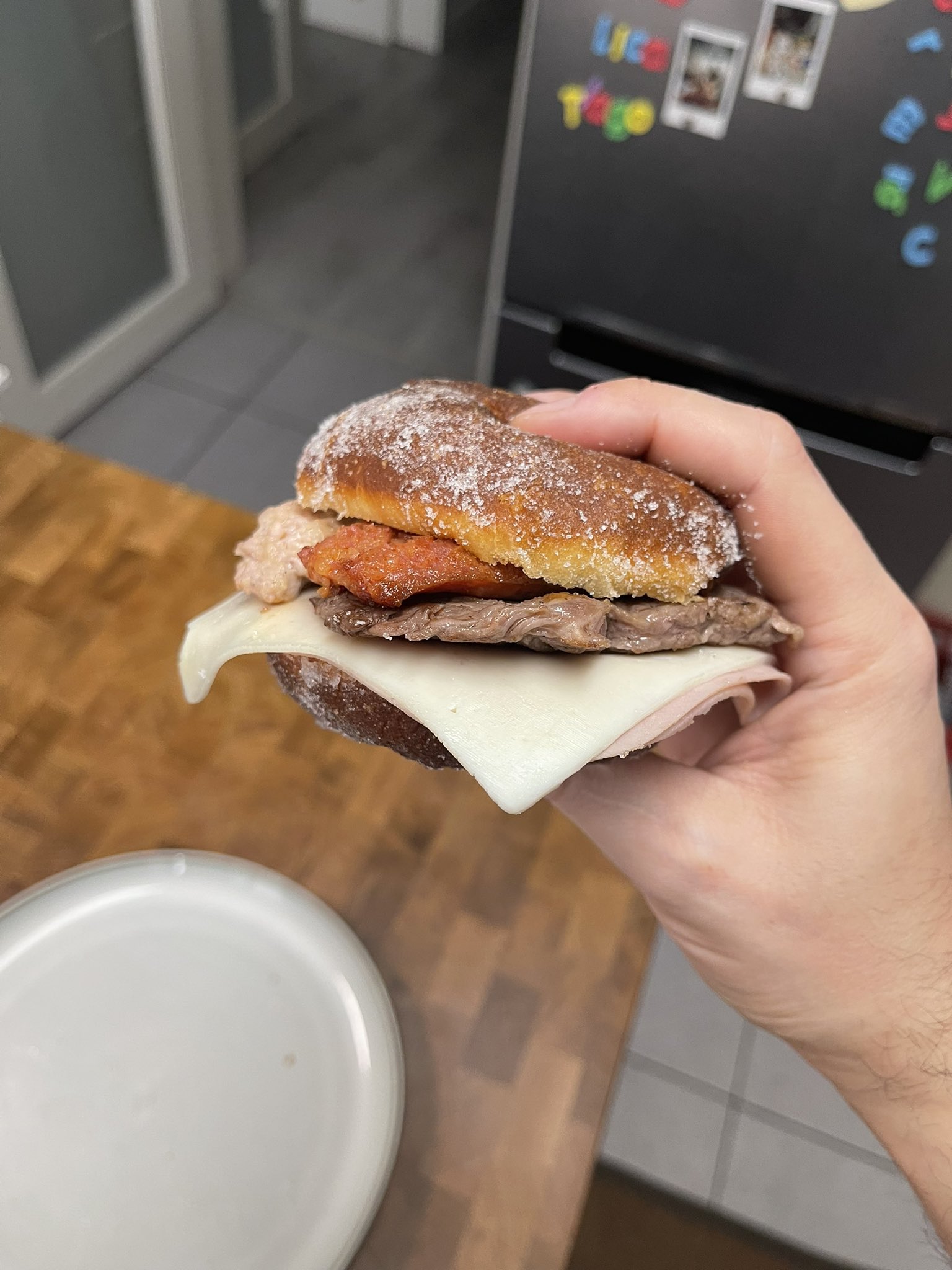 Chefe Jamon criou uma bola de Berlim de francesinha e causou o pânico nas redes sociais. Veja o vídeo