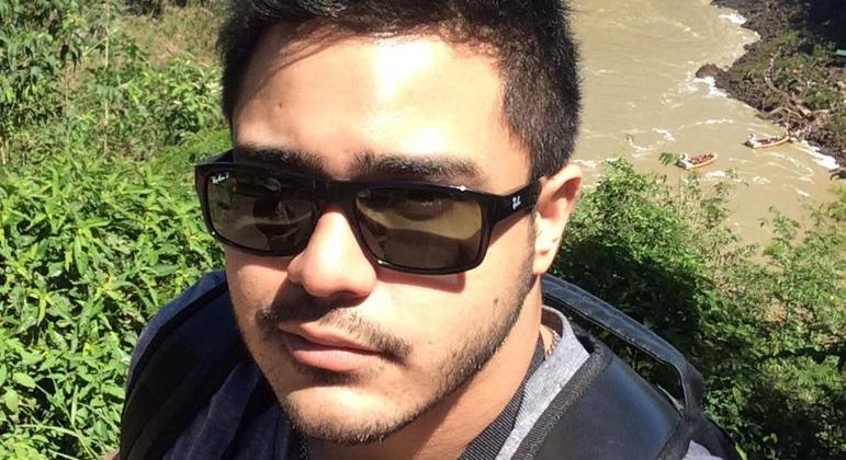 Foi tirar uma selfie na arriba de uma praia no Rio de Janeiro para celebrar o novo emprego, caiu e morreu