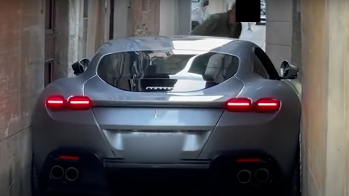 Isto não se inventa. Comprou o novo Ferrari Roma e entalou-o numa rua estreita em Itália
