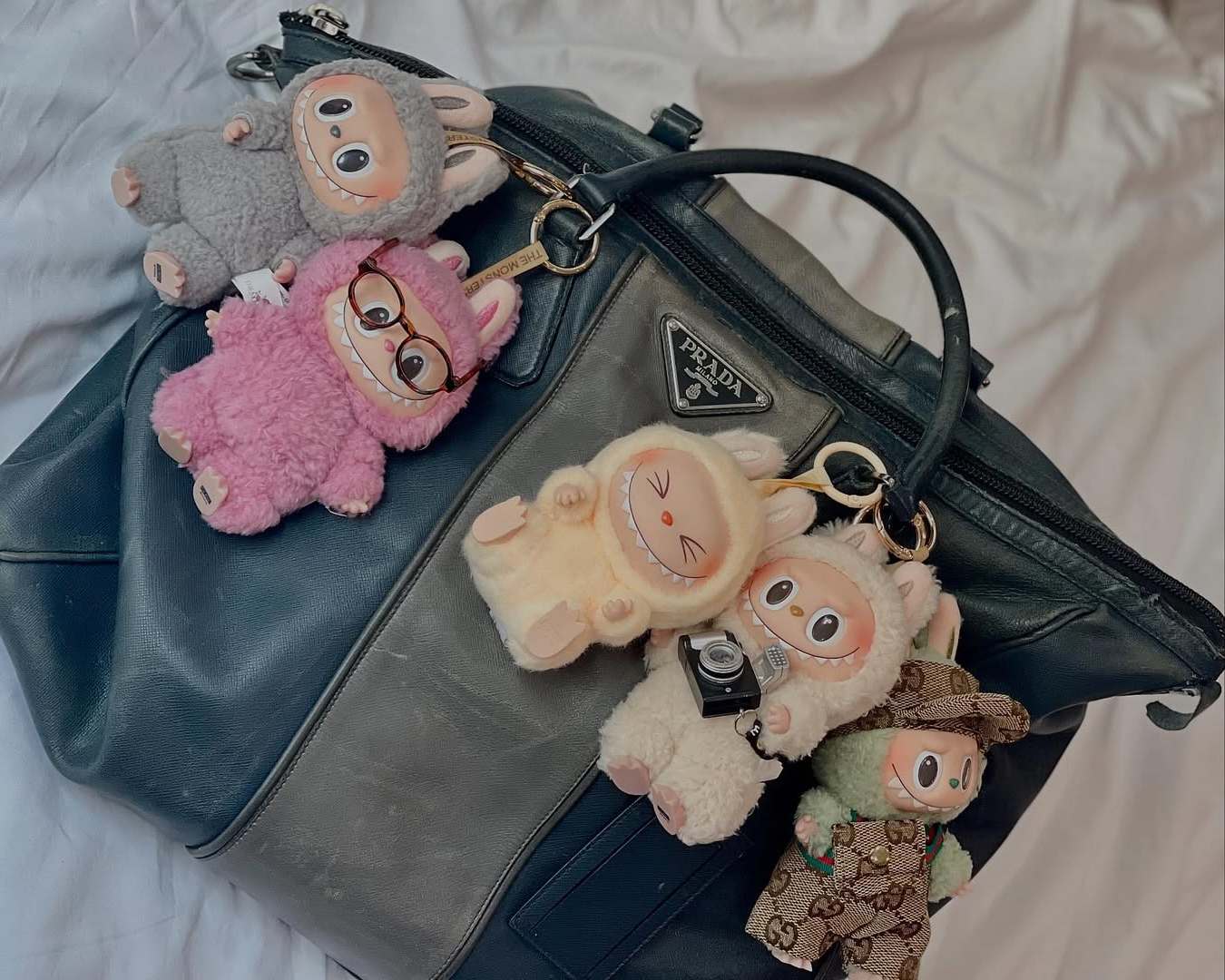 Labubu. Este boneco bizarro é o novo acessório favorito de celebridades como Rihanna ou Dua Lipa