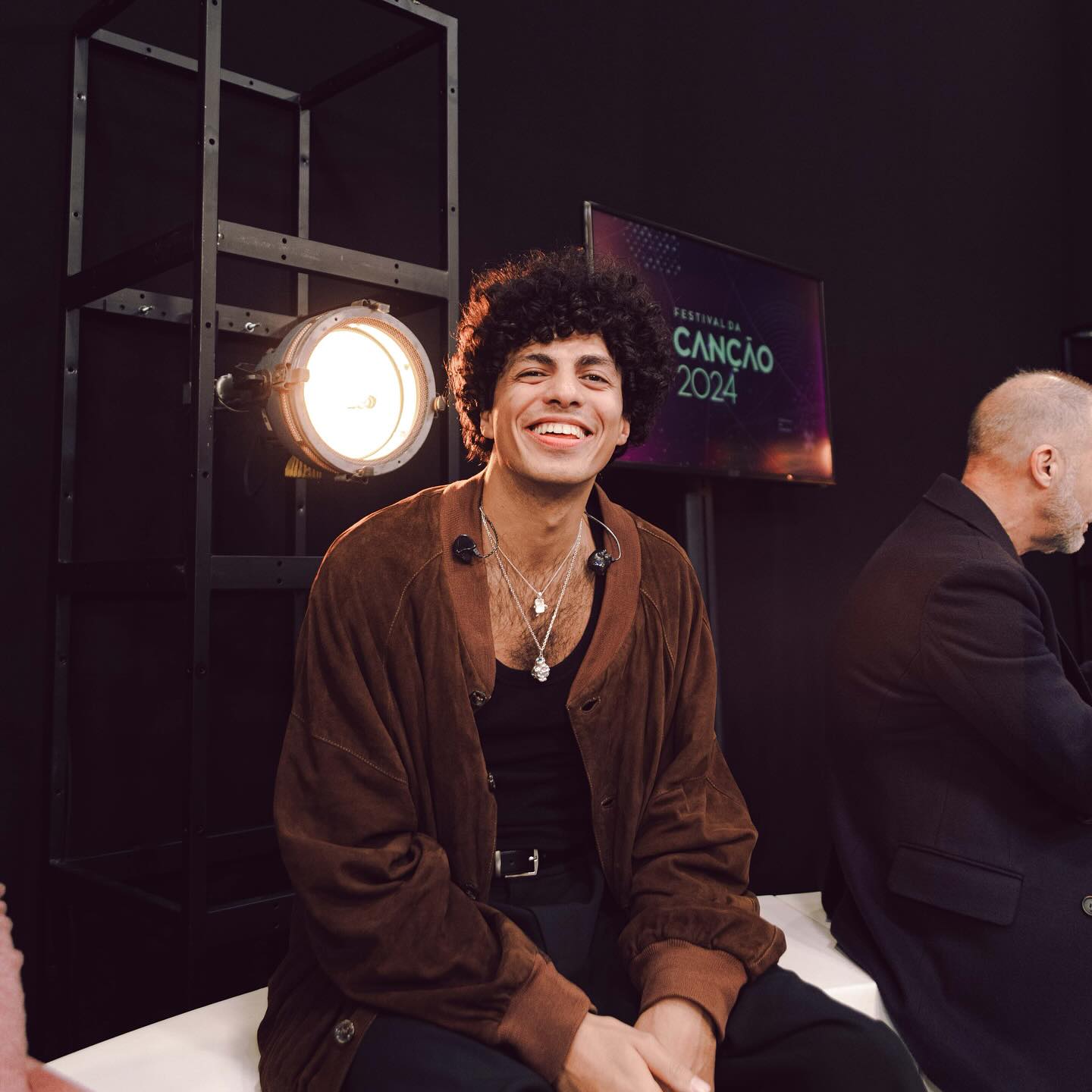 Finalista do Festival da Canção vítima de ódio por ser brasileiro. “Isso só me gera mais força”