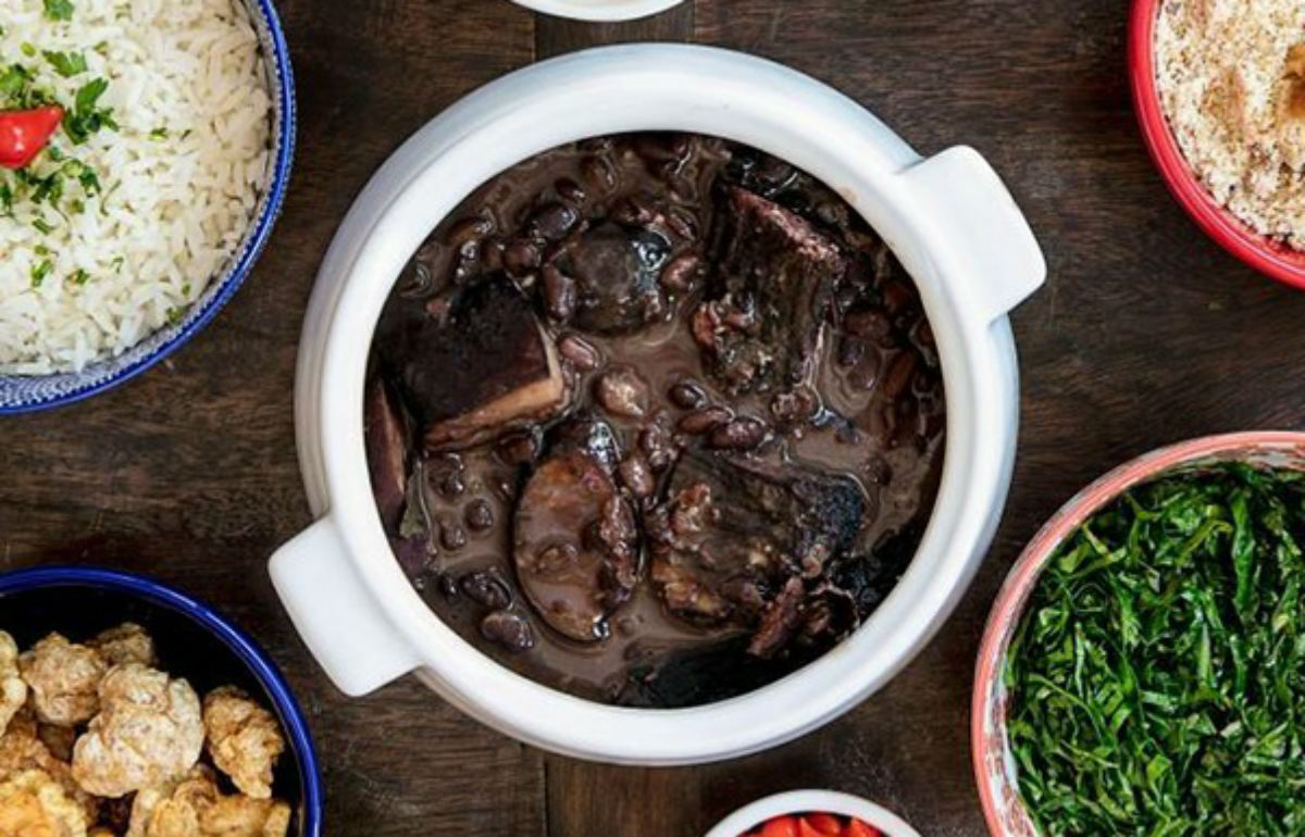 Apanhou o marido a ver pornografia, cortou-lhe o pénis, cozinhou-o numa feijoada e comeu-o