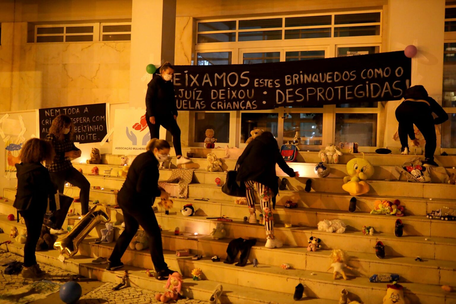 “Mulheres de Braga” põem brinquedos à porta do Tribunal em protesto contra libertação de homem que violou a filha