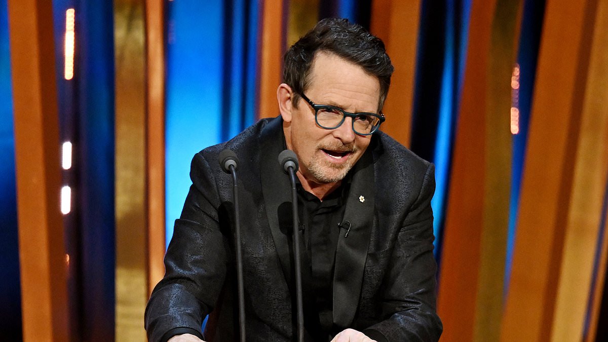 De cadeira de rodas, Michael J. Fox faz aparição surpresa nos BAFTA e leva plateia às lágrimas