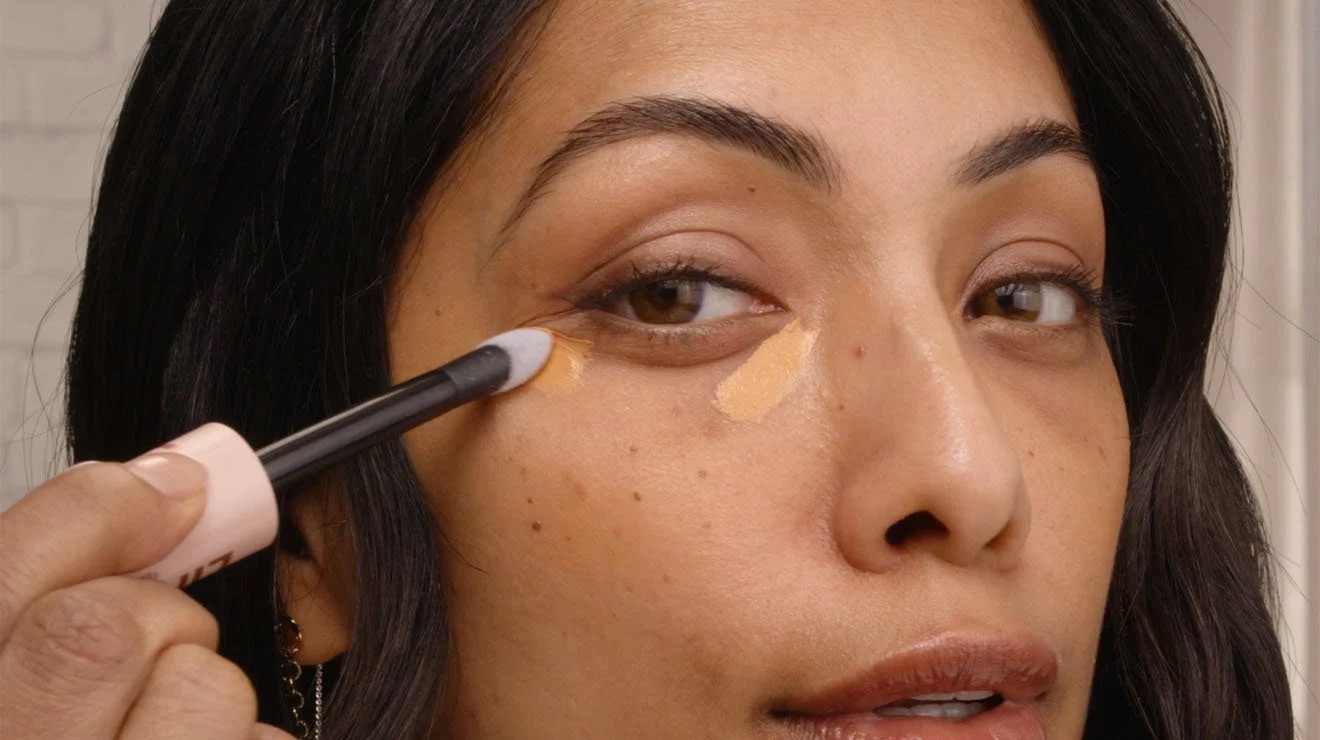 Passa noites em branco? Este novo corretor (à venda no supermercado) esconde as olheiras por menos de 8€