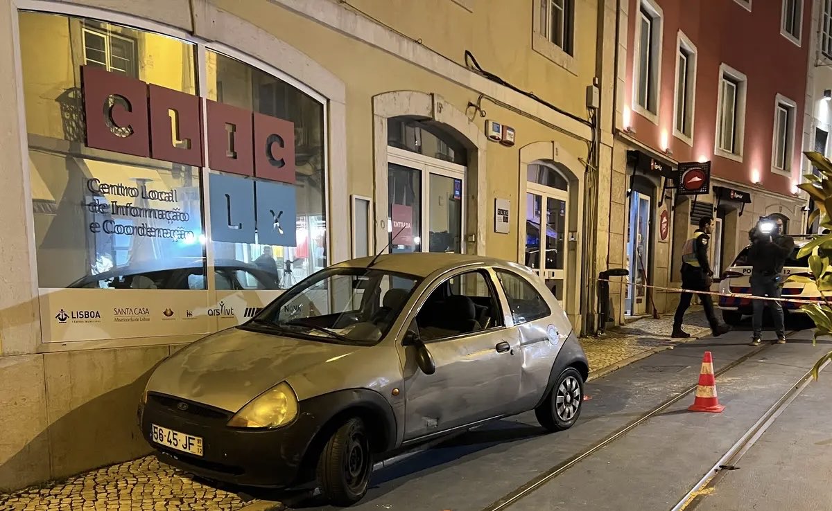 Atropela 5 pessoas no Chiado, abandona o carro e foge a correr. Duas menores estão em estado grave