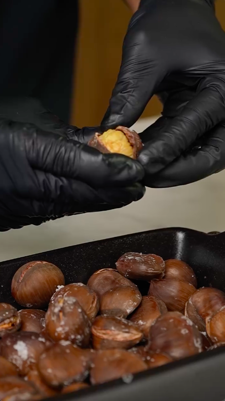 Veja este vídeo e aprenda comou um chef faz castanhas assadas na perfeição. Ficam crocantes e amarelinhas