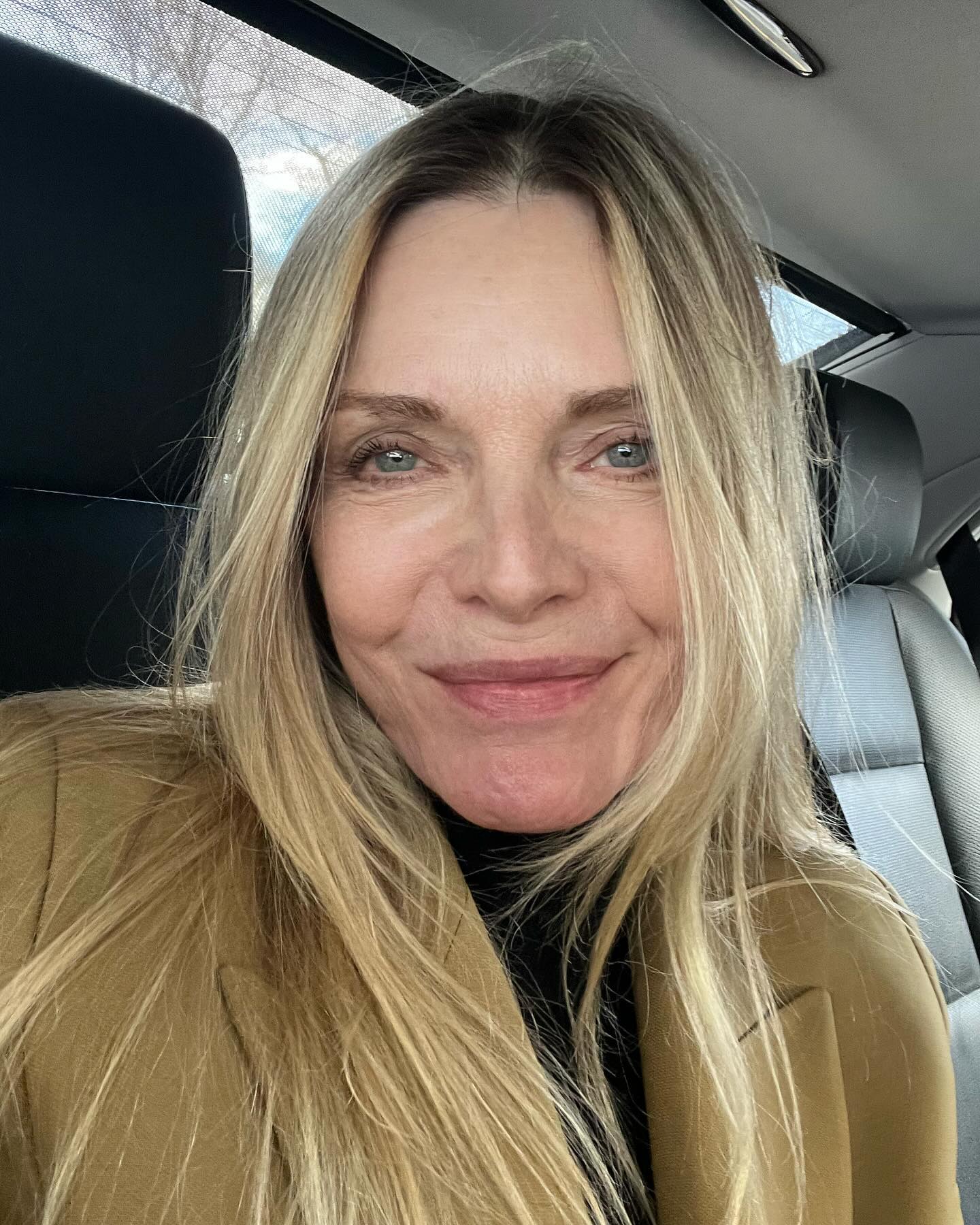 Aos 65 anos, Michelle Pfeiffer mostra-se sem maquilhagem nas redes sociais
