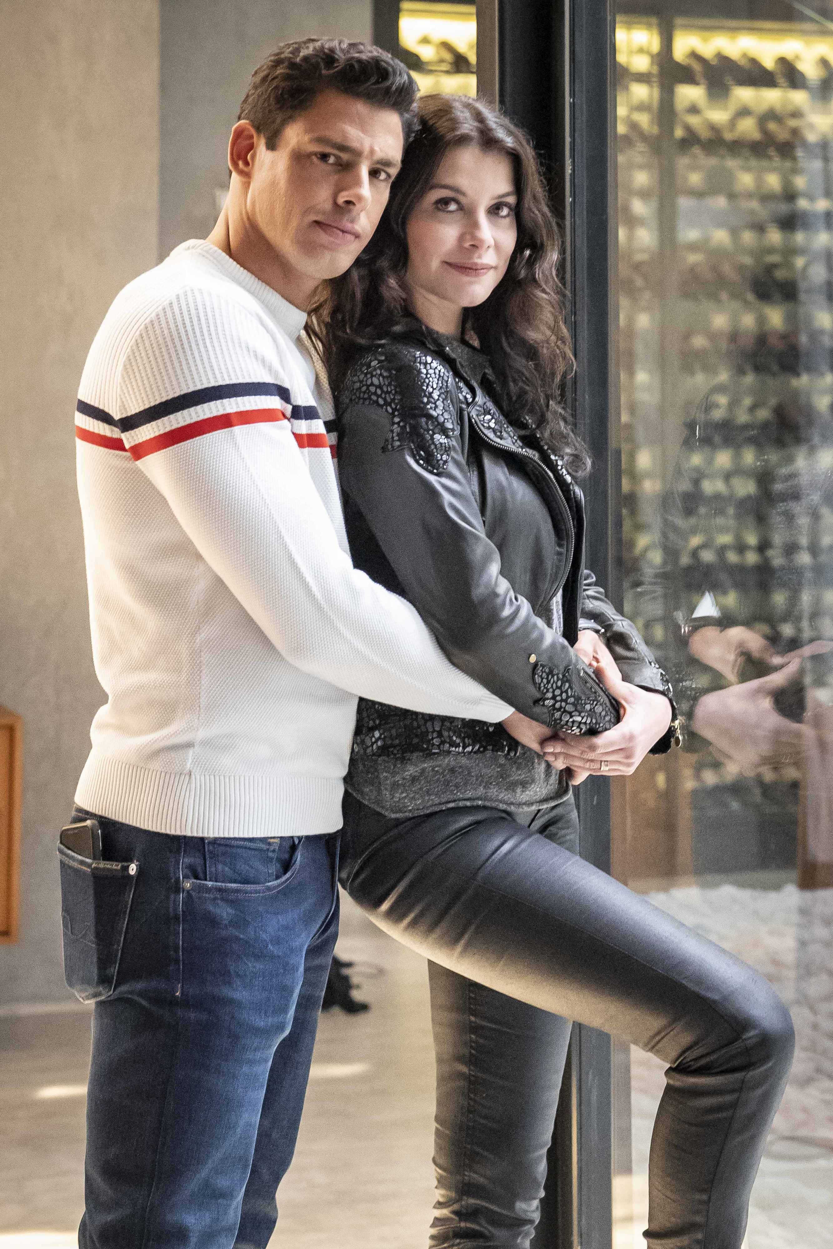 Nada grita mais novela do que um enredo de gémeos separados à nascença (e esta conta com Cauã Raymond)