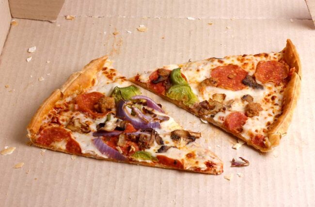 Mulher exige que namorado lhe pague por ele lhe ter comido os restos da pizza. A internet está a cair-lhe em cima