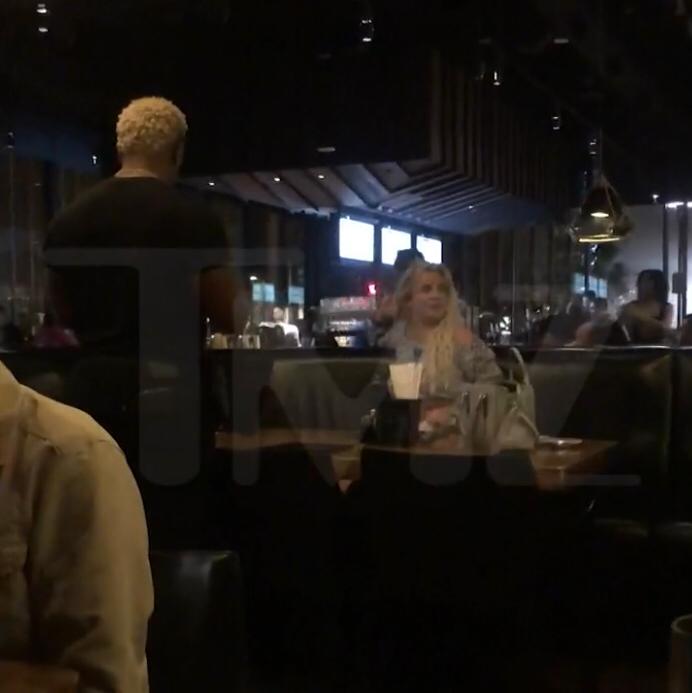 Aos gritos e a dizer coisas sem sentido. Britney Spears tem comportamento bizarro em restaurante (e marido deixa-a para trás)