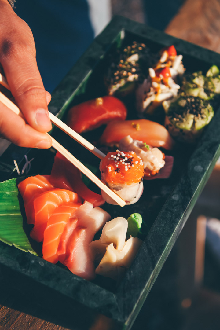 Um restaurante para comer em casa com pauzinhos para provar o Sushi Club, em Fátima