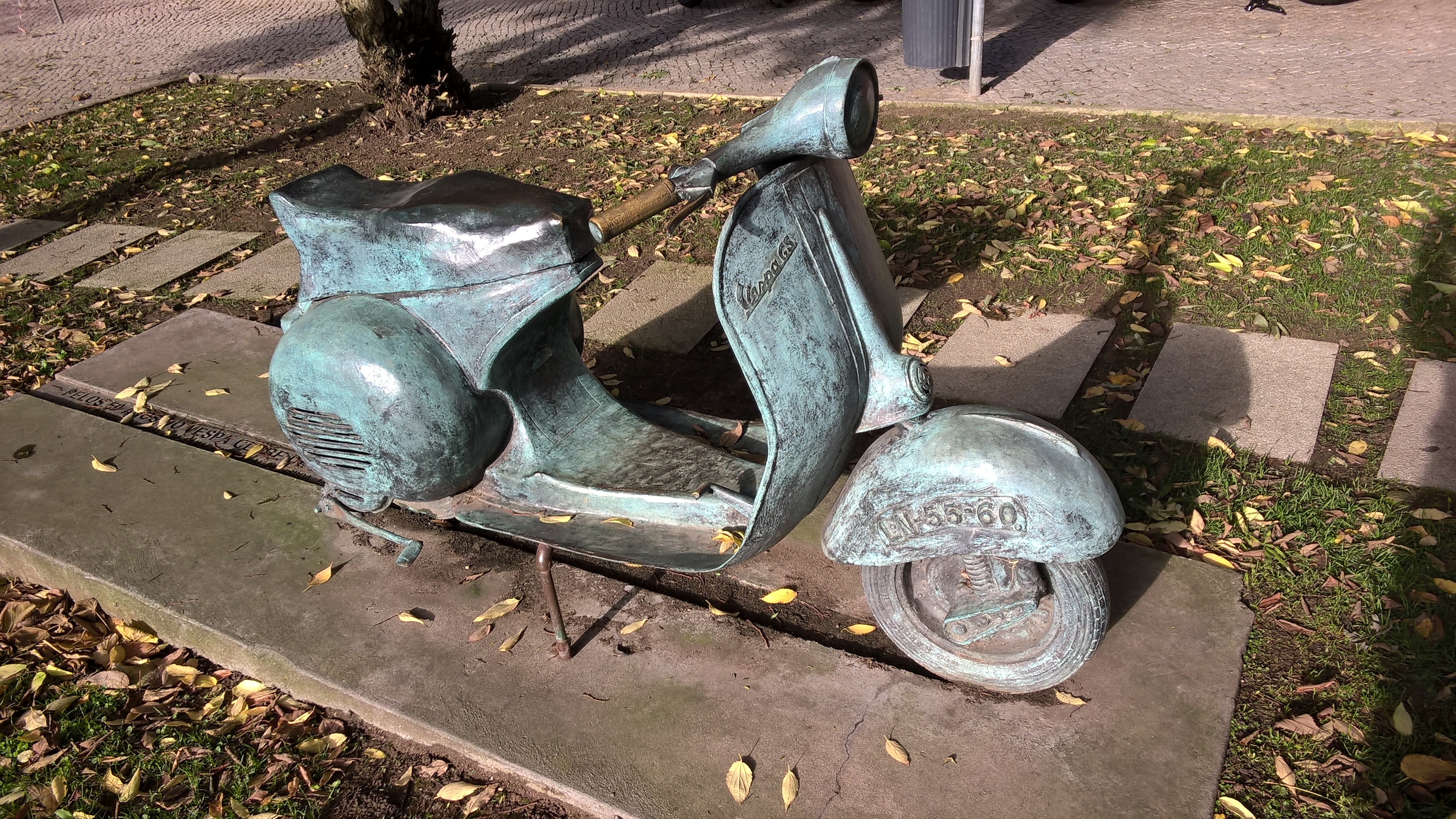 A icónica estátua em Lisboa da vespa de bronze desapareceu — e ninguém sabe como