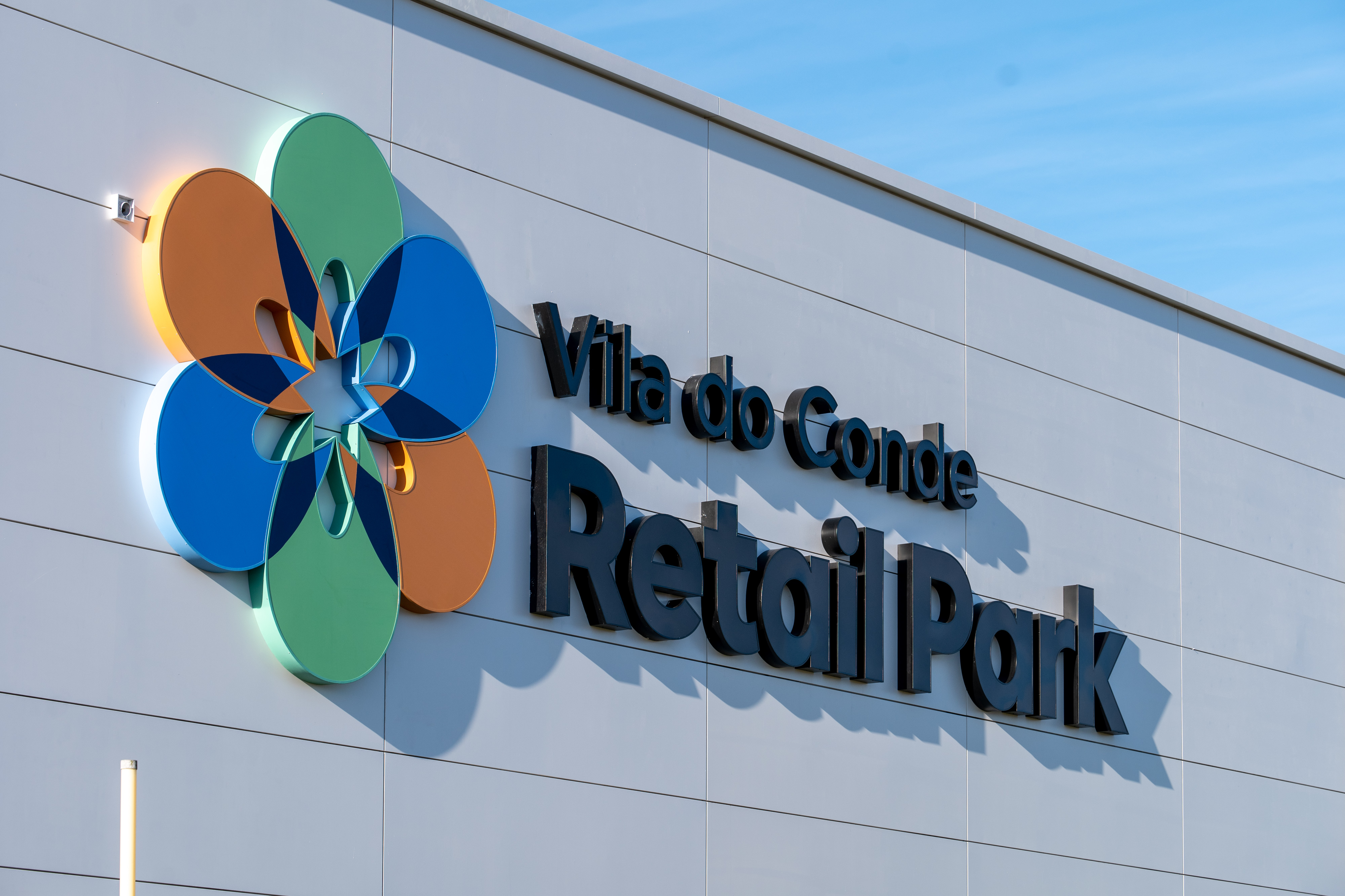 Neste novo retail park em Vila do Conde, as lojas não estão sozinhas — há um centro de padel