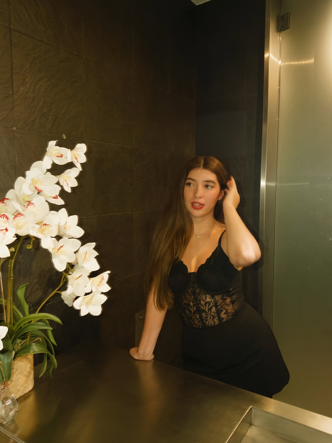 De assistente de bordo para a “Casa dos Segredos”. 25 fotos arrasadoras de Ariana