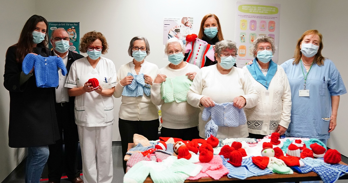Idosos de Braga costuram roupas para os bebés prematuros de famílias carenciadas