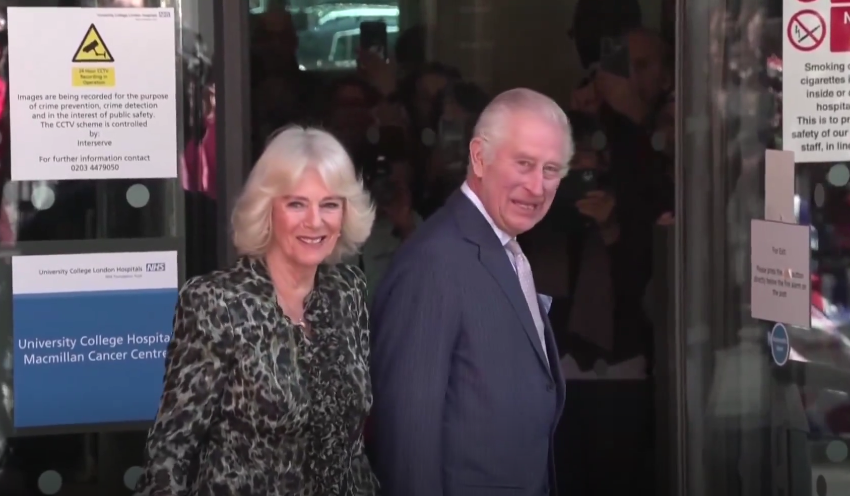 A sorrir e acenar, Carlos III visita centro de tratamento contra o cancro no primeiro compromisso do regresso ao trabalho