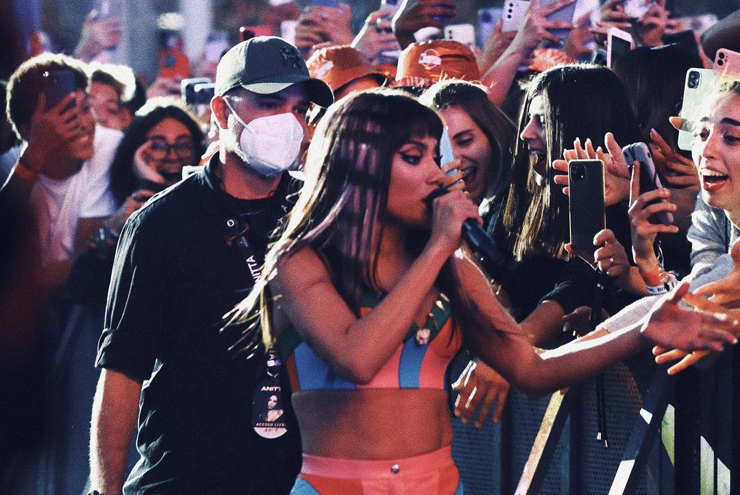 Anitta explica porque é que acenou com bandeira espanhola. “Não sou doida”