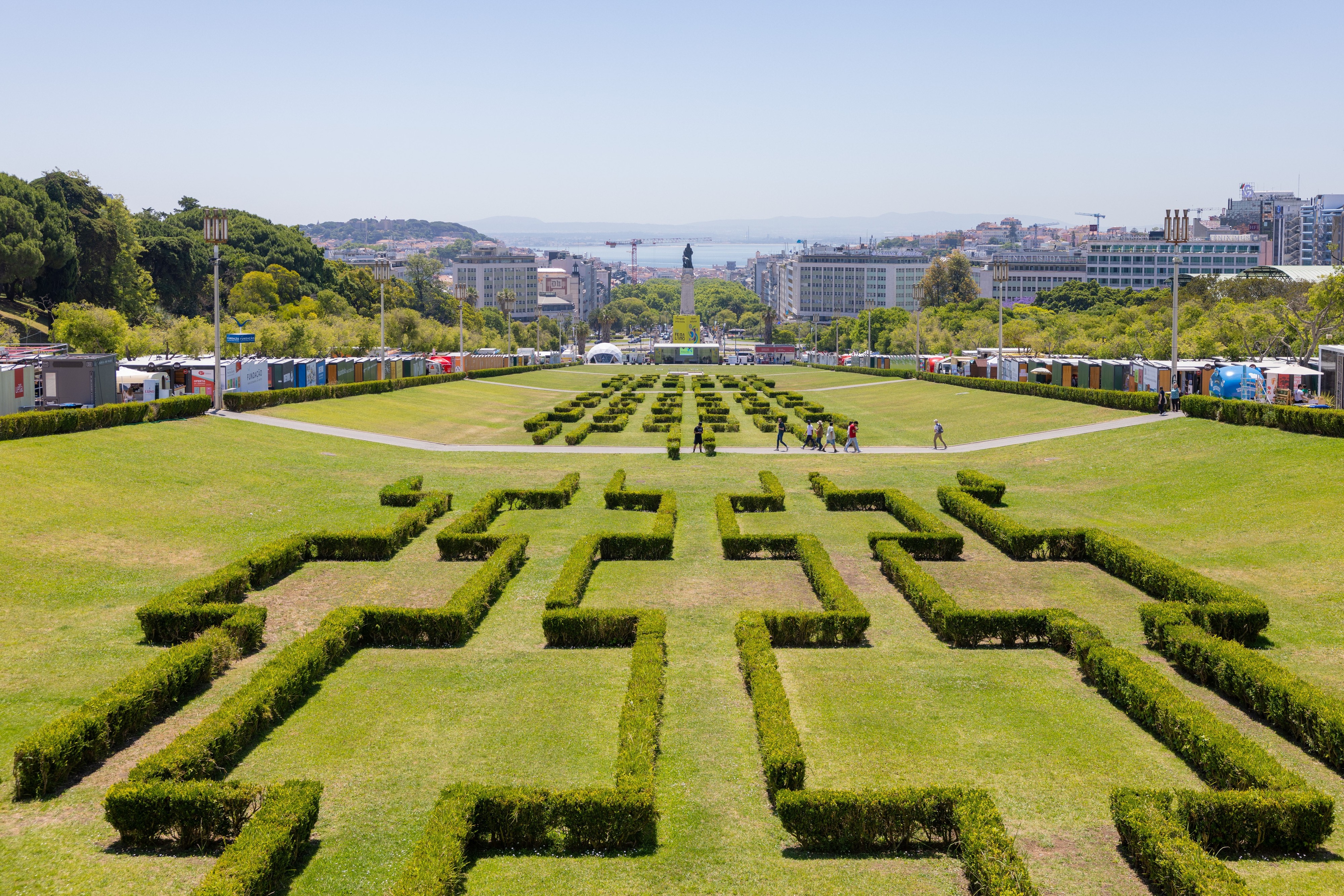 A Feira do Livro já abriu portas. Dos descontos aos horários, saiba o que vai acontecer