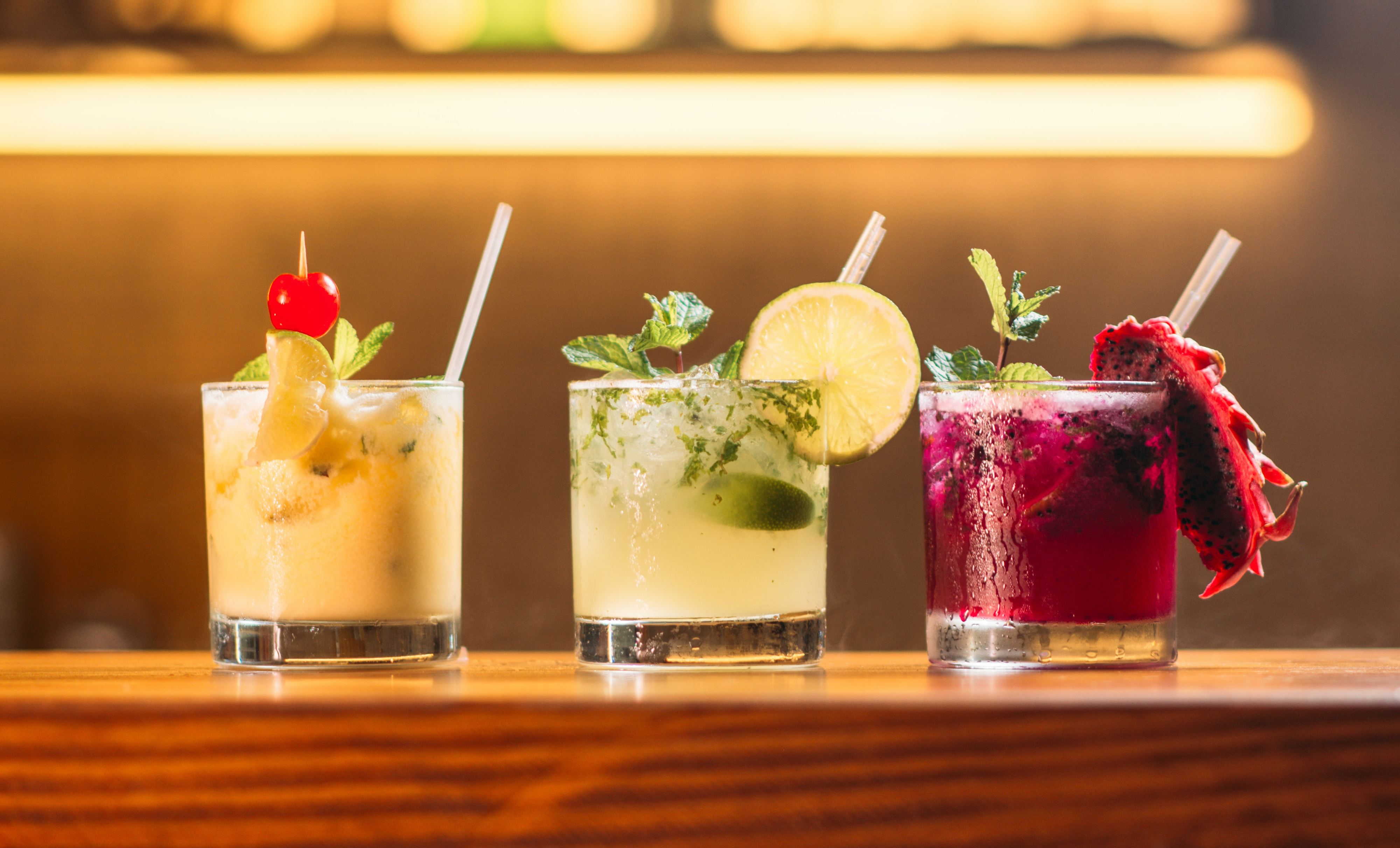 Dos mais frutados aos mais secos. 5 bares com bebidas perfeitas para brindar neste Dia do Cocktail