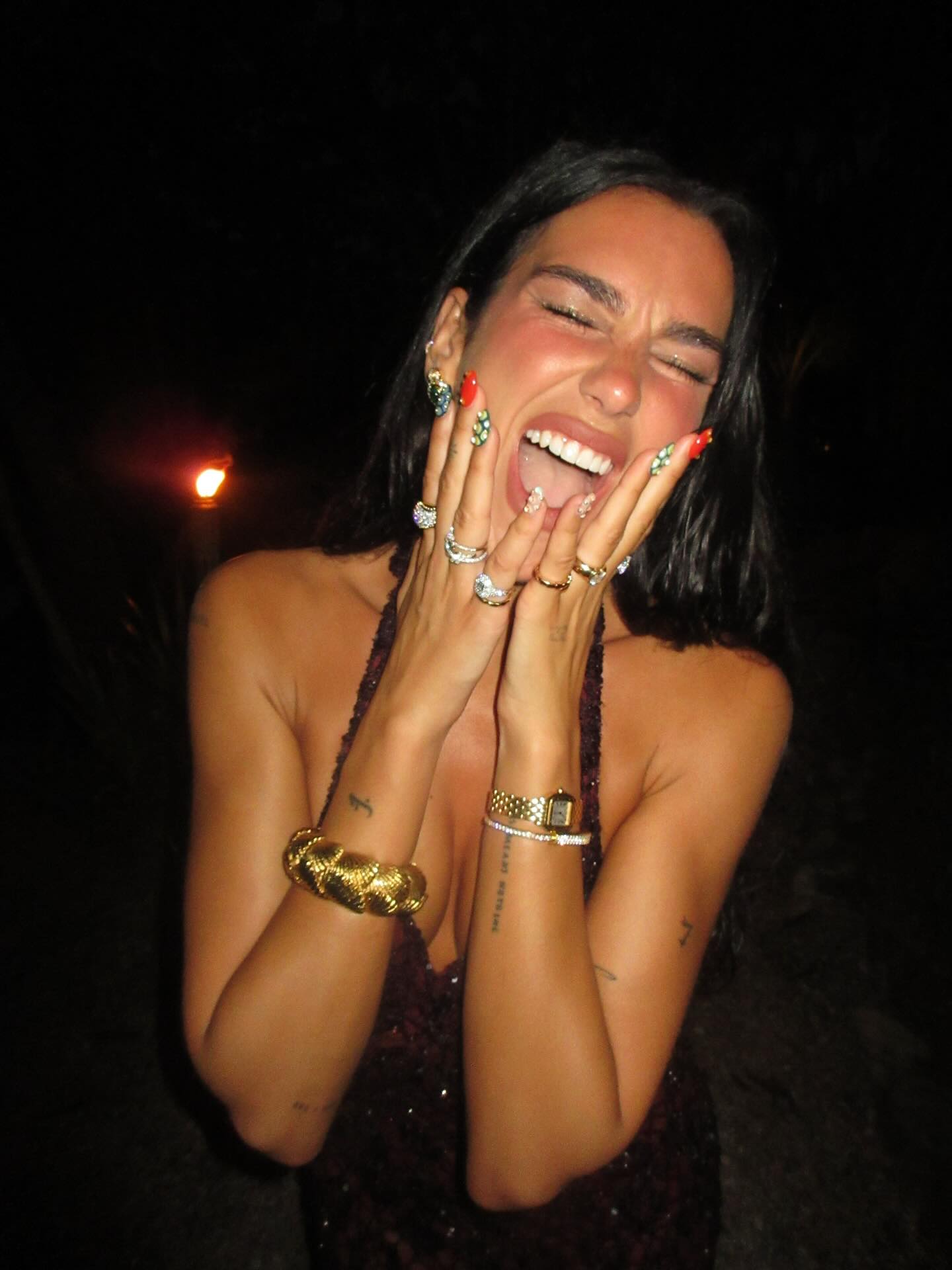 Dua Lipa é super fã de manicures arrojadas. Inspire-se nestas 25 fotografias das unhas da cantora