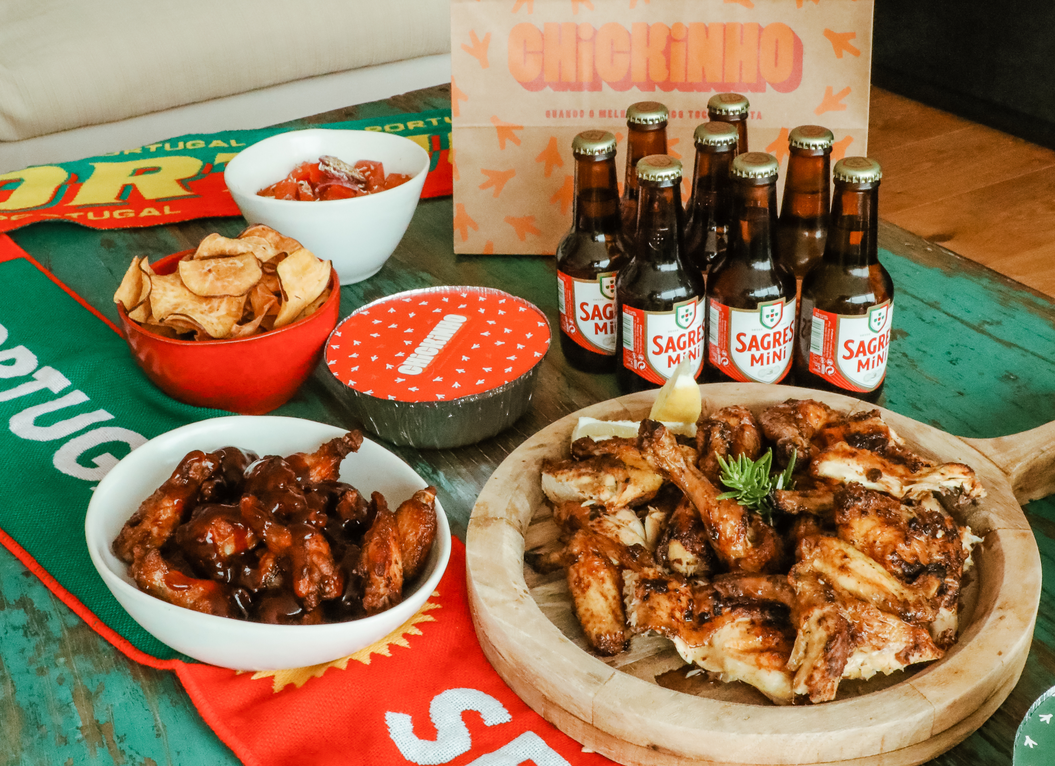 Em dia de jogo, não há paciência para cozinhar. O Chickinho resolve com os seus deliciosos frangos