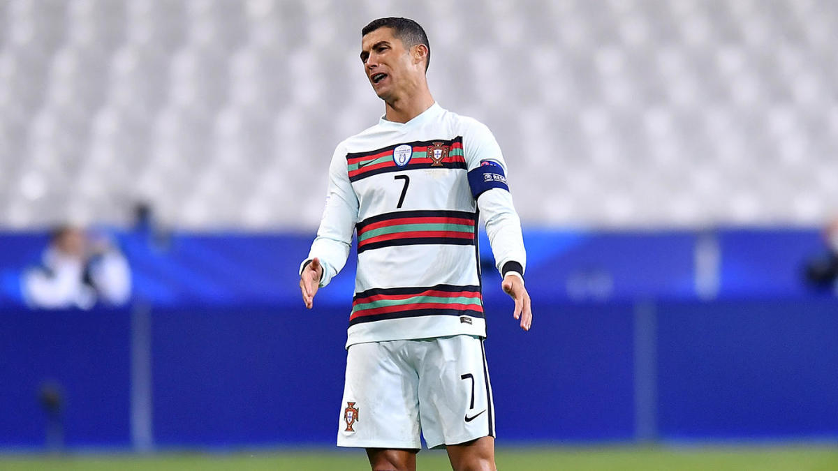Cristiano Ronaldo parte para Itália em avião-ambulância. Futebolista testou positivo ao novo coronavírus
