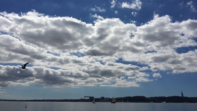 Céu pouco nublado e arrefecimento noturno marcam previsão para esta segunda-feira