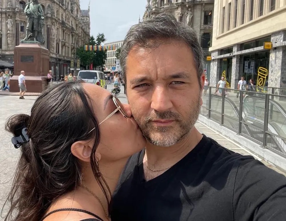 Brasileira e israelita conhecem-se nas redes sociais e encontram-se na Europa. Estão juntos há quase 3 anos