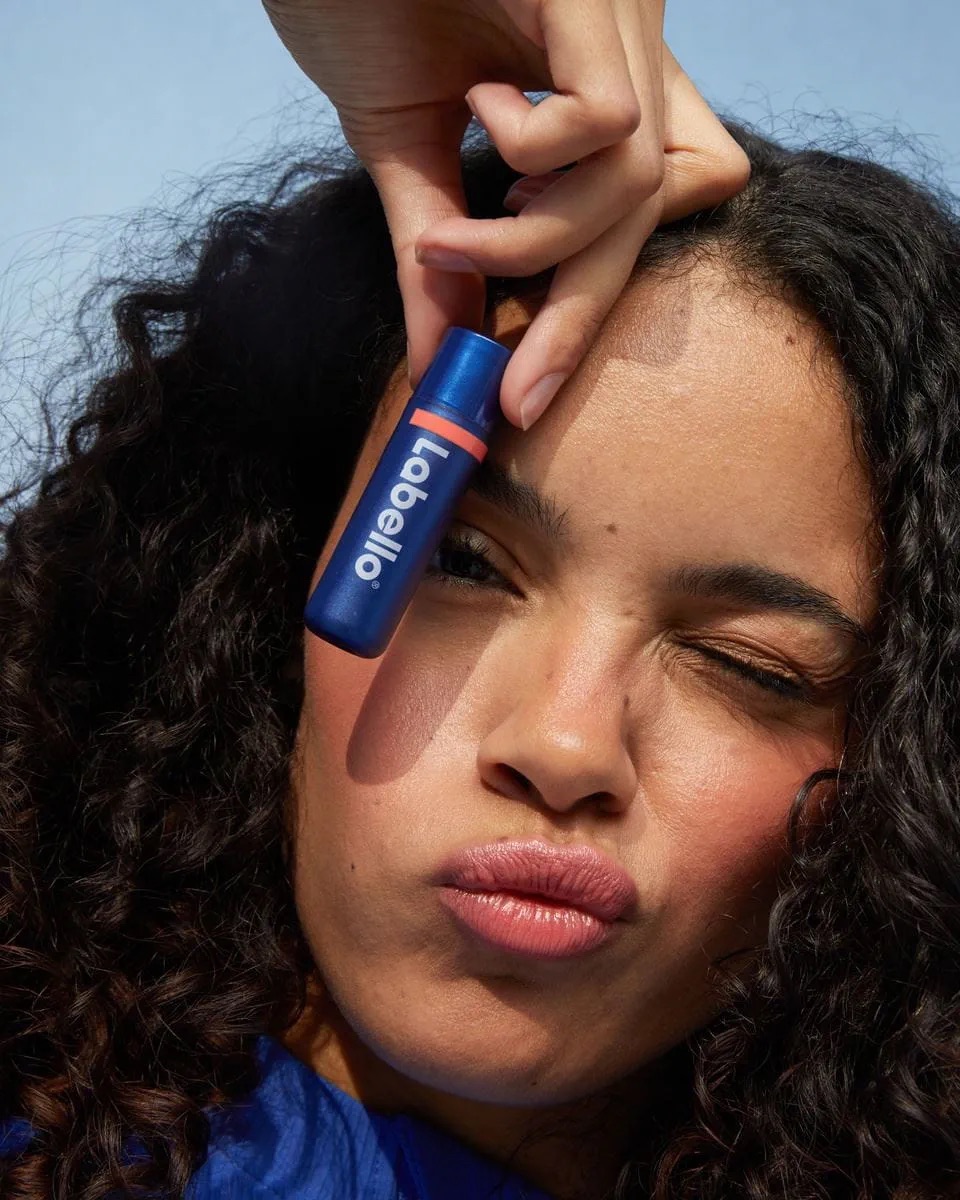 Os novos batons da Labello são 3 em 1. Hidratam, protegem do sol e dão cor aos lábios (e às bochechas)