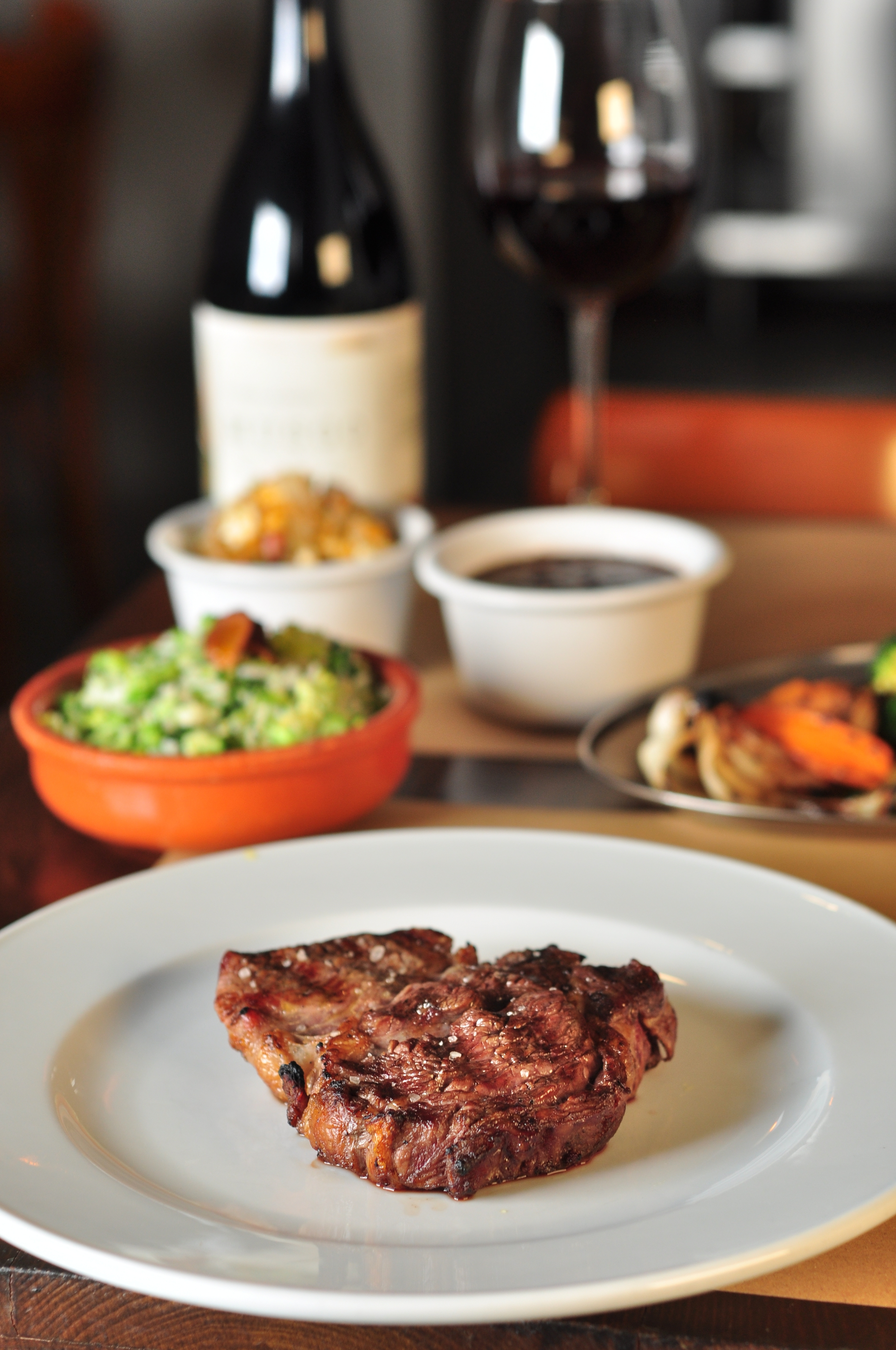 Neste restaurante, pode almoçar por apenas 10€. Há carnes suculentas e mais de 50 vinhos na carta