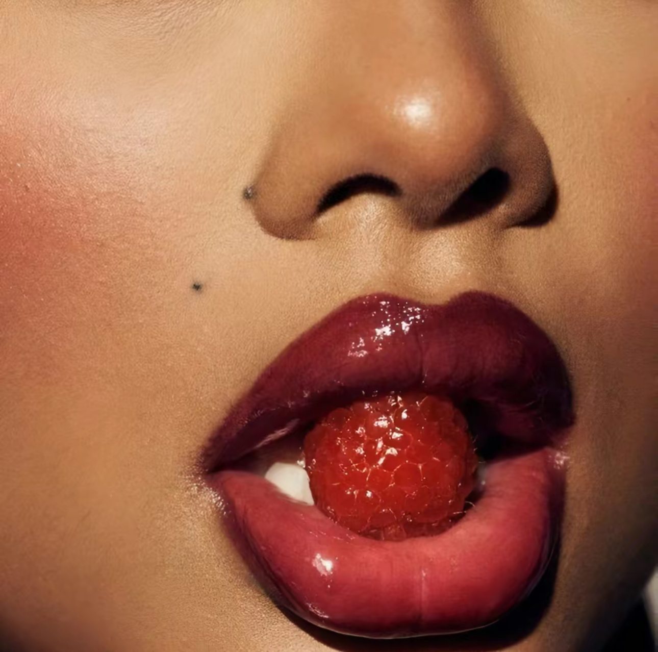 Estes lábios vermelhos e brilhantes são a tendência natalícia do TikTok. Eis como recriá-los