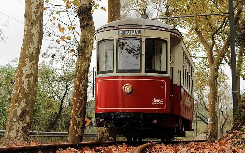 O eléctrico mais romântico de Portugal está de volta. Saiba quanto custa fazer esta viagem