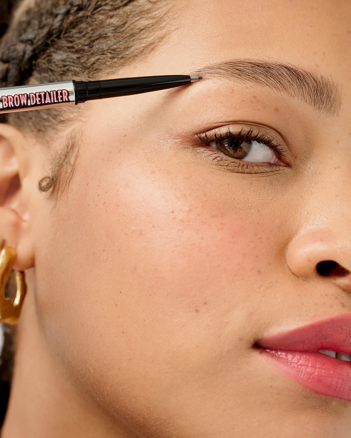 As novidades da Benefit dão-lhe sobrancelhas de supermodelo em segundos (e já fizemos o teste)