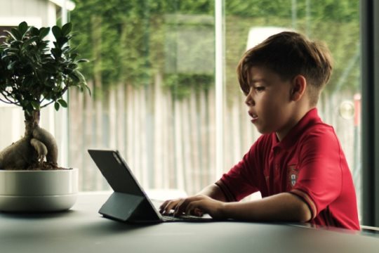 O vídeo emocionante com o filho de Quaresma que homenageia os professores que dão aulas em confinamento