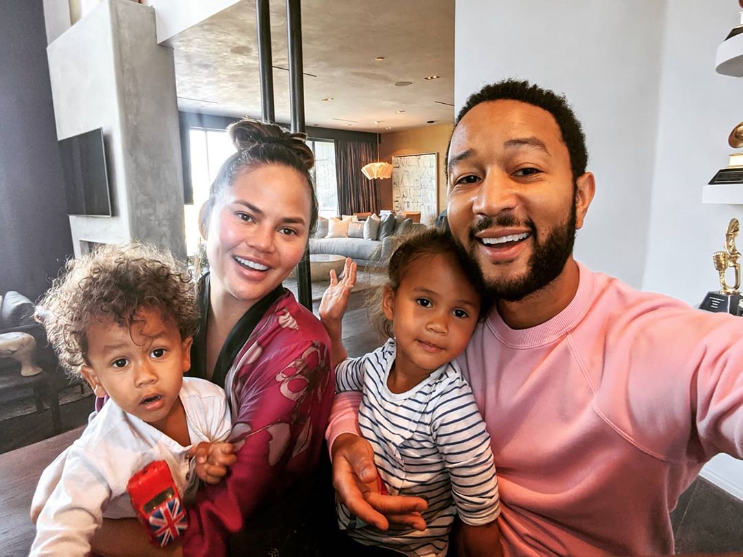 John Legend regressa aos palcos depois de perder o filho e faz homenagem à mulher