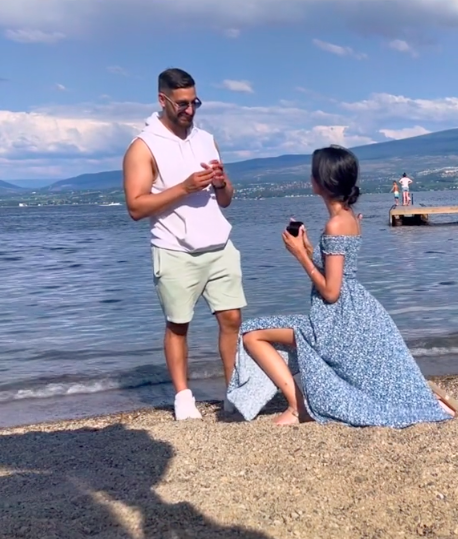 Jovem pede namorado em casamento e é arrasada por mulheres