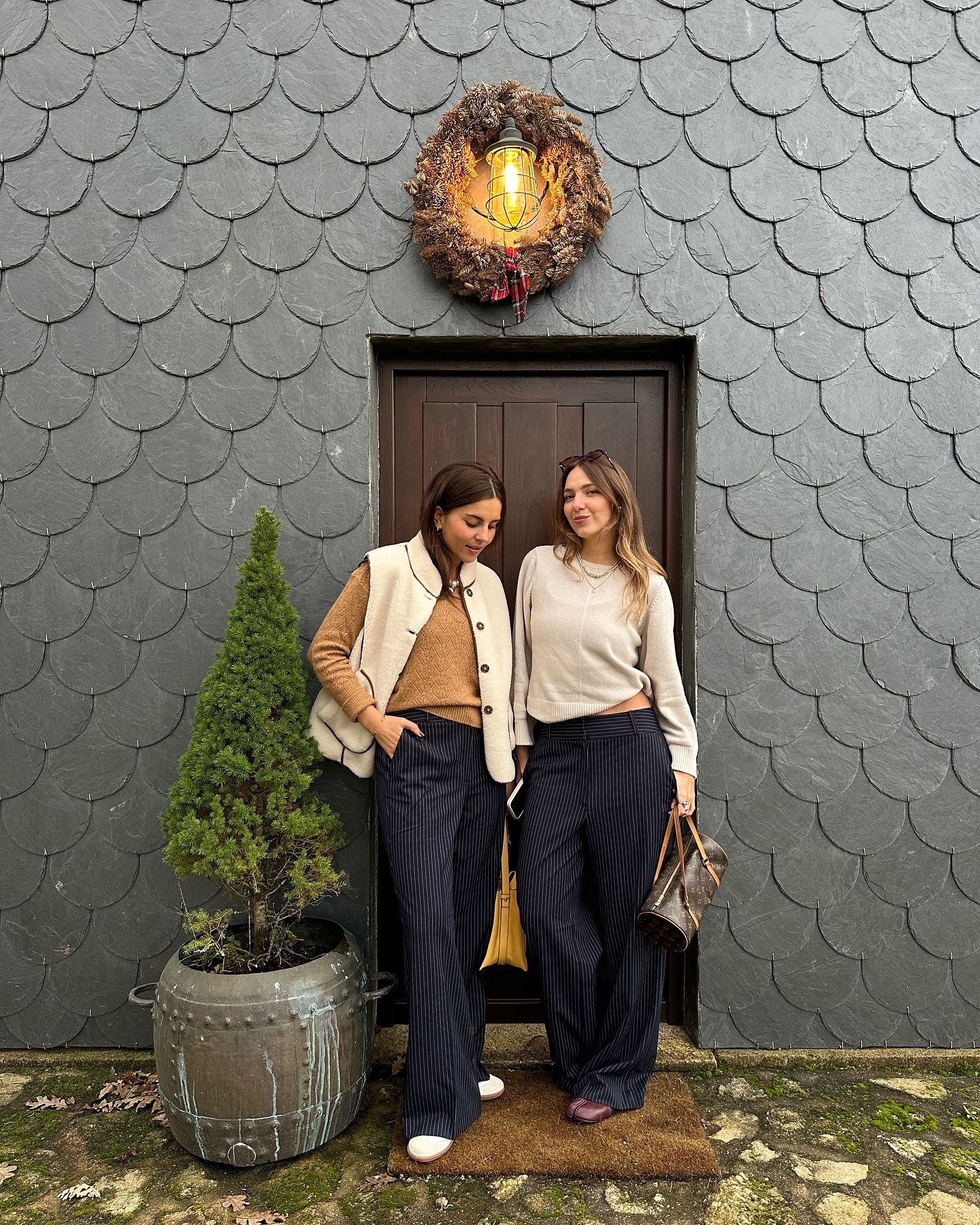 Beatriz Bica e Emily Sanches renderam-se às calças com risca diplomática. Eis 13 pares desde 19,99€